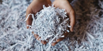 Skartovaný papír v dlaních