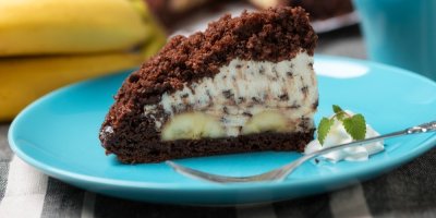 Kousek krtkova dortu, servírovaný na modrém talíři