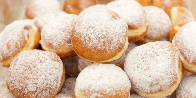 Několik pocukrovaných koblih