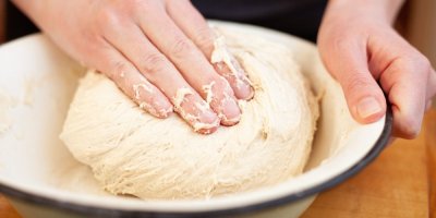 Člověk hněte těsto