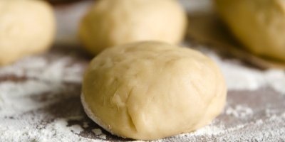 Bochánky kynutého těsta na vále