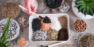 Žena míchá substrát