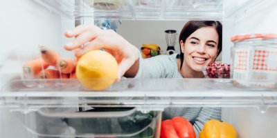 Člověk dává citron do lednice