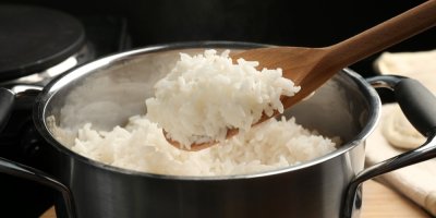 Hrnec s vařenou rýží