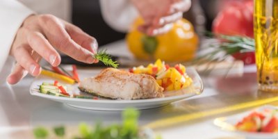 Žena servíruje filé z tresky