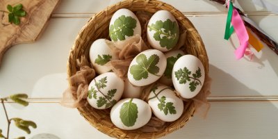 Vejce s obtisklými listy