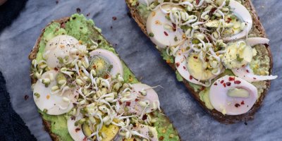 Zdravé mungo klíčky na krajících chleba s vajíčkem