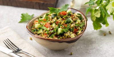 Miska se zeleninou a mungo klíčky