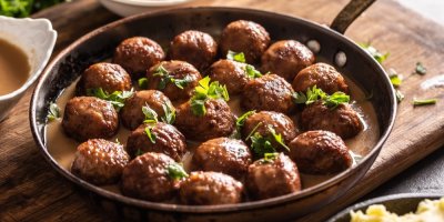 Masové kuličky v omáčce na pánvi