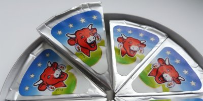 Tavené sýry Veselá kráva Lahodná v testu propadly, ve složení zatajily tavicí soli