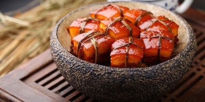 Kostky vepřového bůčku v misce