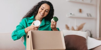 Žena rozbaluje kosmetiku z krabice