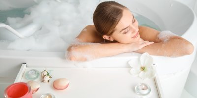 Žena si užívá koupel ve vaně