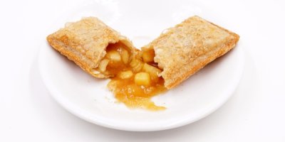 Rozkrojená taštička s vytékající jablečnou náplní