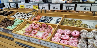 Různé donuty s cenami