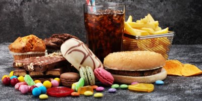 Nezdravé jídlo z fastfoodu a cukrovinky