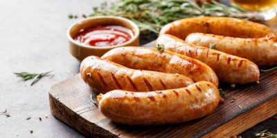 Klobásy na krájecím prkénku