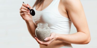 Žena drží chia pudink