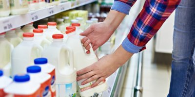 Muž, který vybírá mlék o v supermarketu