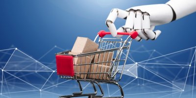 Ruka robota, která drží nákupní vozík s krabicemi