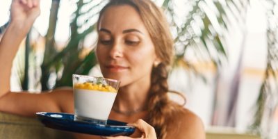 Žena jí dezert ve skleničce