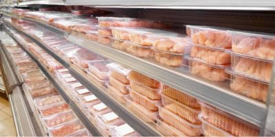 Regál v supermarketu s kuřecím masem