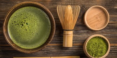 Matcha čaj a tradiční pomůcky na jeho přípravu