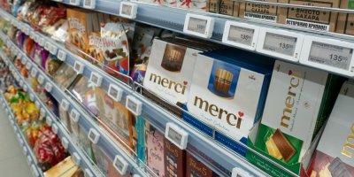 Ulička s cukrovinkami v obchodě, digitální cenovky