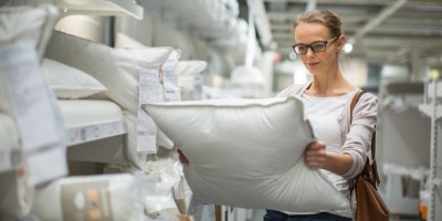 Žena vybírá polštář