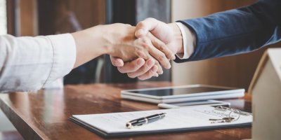 Podání rukou po podpisu smlouvy