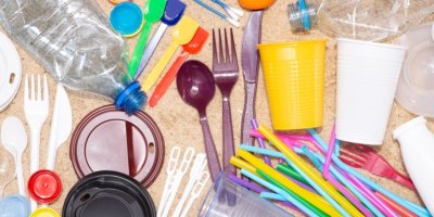 Platové kelímky, brčka a příbory