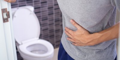 Muž v koupelně, který má zažívací problémy