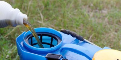 Nalévání herbicidu do nádrže