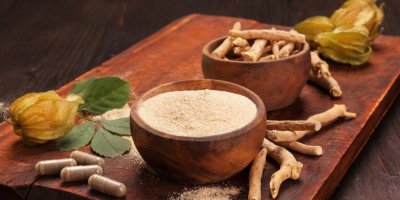 Prášek a kapsle z kořene ašvagandy ve 2 miskách