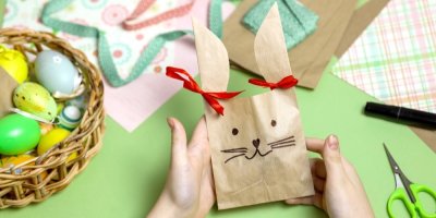 Papírový zajíček, nůžky a velikonoční vajíčka