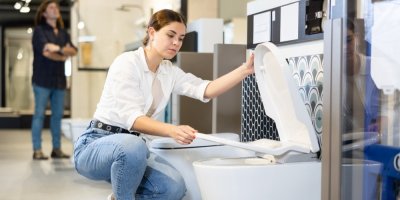 Žena vybírá v obchodě prkénko