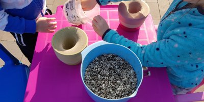 Děti vyrábí hlavy z osení