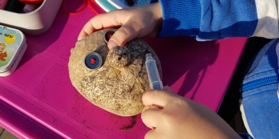 Děti vyrábí hlavy z osení