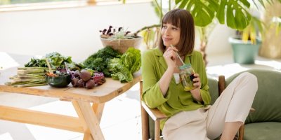 Žena pije nápoj ze zeleniny