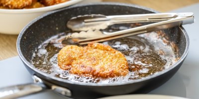 Řízek se smaží na pánvi