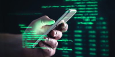 Muž s telefonem v ruce, kolem kybernetické prostředí