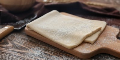 2 pláty listového těsta na dřevěném prkénku