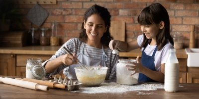 Žena s dívkou společně pečou