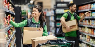 Zaměstnanci supermarketu, doplňující zboží