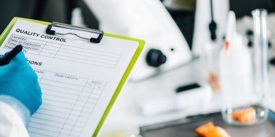 Zaměstnanec, který provádí kontrolu kvality výrobků