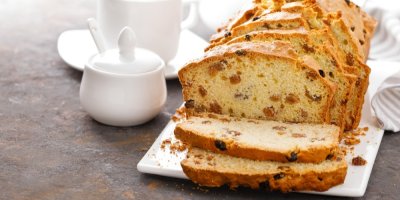 Nakrájený vatikánský chléb, vedle cukřenka a hrnek