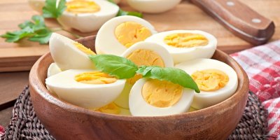 Vařená vejce rozkrojená napůl