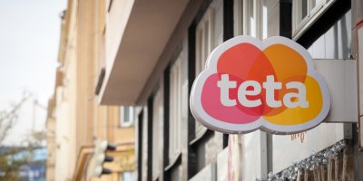 Logo drogerie Teta na fasádě domu 