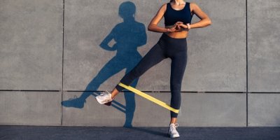 Žena venku posiluje nohy