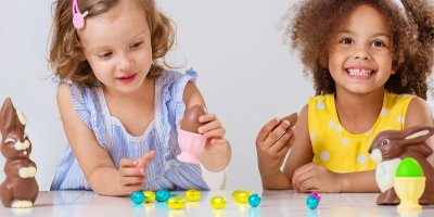 Holčičky s čokoládovými zajíčky a vajíčky